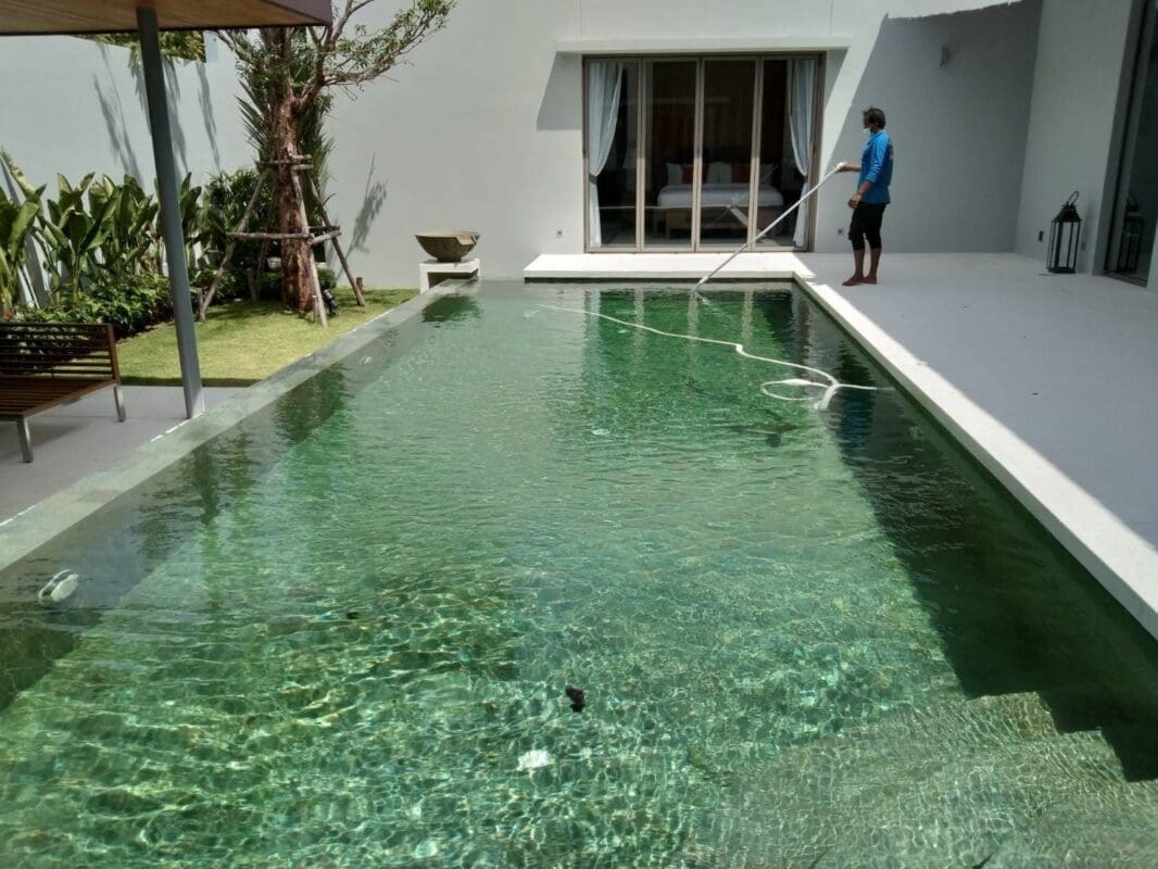 ดูดตะกอนสระว่ายน้ำ