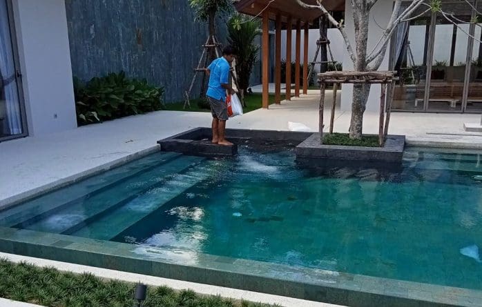 เติมเกลือสระว่ายน้ำ